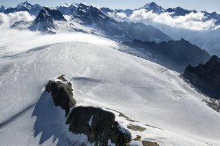 Le Petersgrat qui culmine à 3194 mètres a été le théâtre d'un accident d'hélicoptère qui a fait deux blessés, il y a deux semaines (archives). KEYSTONE/ALESSANDRO DELLA BELLA
